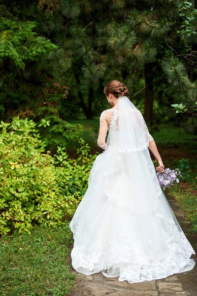 Bella Sposa Abito Sposa Lungo Bianco Velo Con Bouquet Sposa — Foto Stock