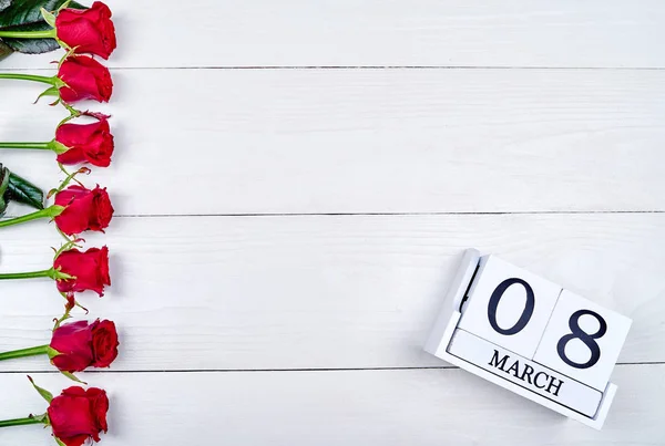 Lindas Rosas Vermelhas Fronteira Com Calendário Cubo Fundo Madeira Branca — Fotografia de Stock