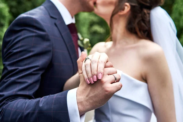 愉快的新郎新娘手牵手 亲吻在户外举行婚礼 复制空间 新婚夫妇在恋爱 新婚夫妇 婚礼理念 — 图库照片