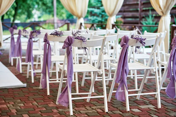 Chaises Mariage Blanches Avec Tissu Violet Feuilles Violettes Fraîches Chaque — Photo