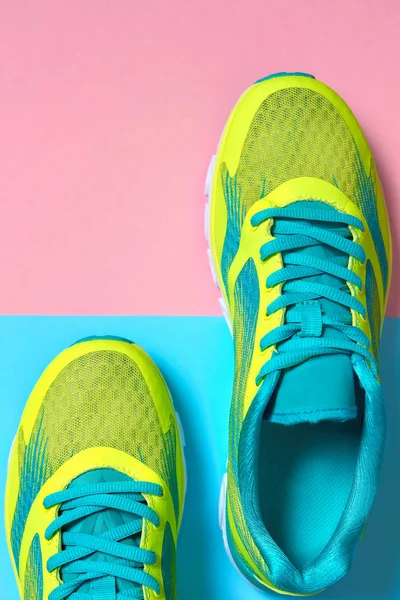 Par Zapatos Deportivos Sobre Fondo Colorido Nuevas Zapatillas Deporte Sobre — Foto de Stock