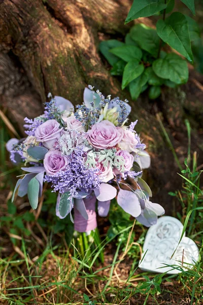 Primer Plano Exuberante Ramo Boda Rosas Púrpuras Flores Hojas Violetas — Foto de Stock