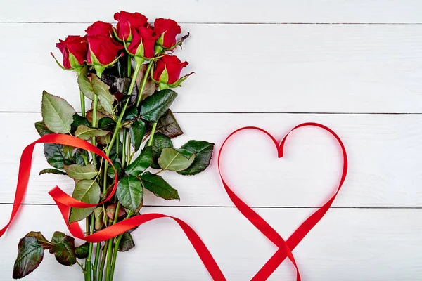 Fondo Vacaciones Con Ramo Rosas Rojas Cinta Forma Corazón Espacio —  Fotos de Stock