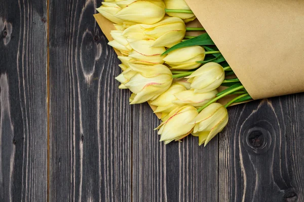 Fond Printanier Avec Bouquet Fleurs Tulipes Jaunes Sur Fond Bois — Photo