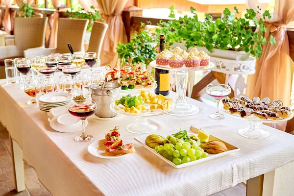 Şampanya, şarap, atıştırmalıklar, kanepe, sandviç, tatlılar ve meze lüks düğün resepsiyon açık havada, kopya alanı içeren tabloyu açık büfe. Yiyecek ve içecek Event'de hizmet. Ziyafet tablo catering 