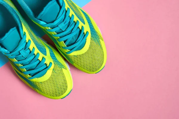 Par Zapatos Deportivos Sobre Fondo Colorido Nuevas Zapatillas Deporte Sobre — Foto de Stock
