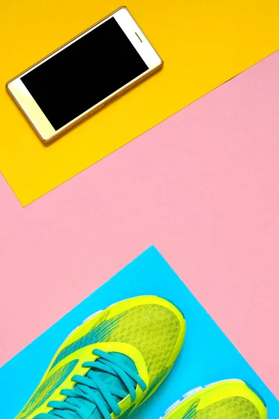 스포츠 화려한 배경에 모바일 핸드폰의 쌍입니다 블루와 노란색 공간에 스마트폰의 — 스톡 사진