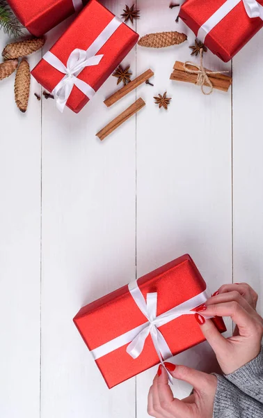 Mulher Segurando Presente Natal Vermelho Que Coloca Fundo Madeira Branco — Fotografia de Stock