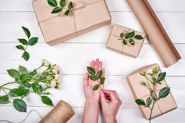 Mulher Segurando Folha Verde Nas Mãos Com Presentes Torno Fundo — Fotografia de Stock