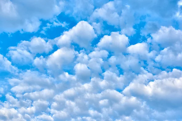 Céu Azul Com Nuvens Brancas Espaço Cópia Textura Fundo Azul — Fotografia de Stock