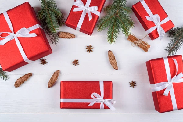 Weihnachten Hintergrund Mit Roten Geschenkschachteln Tannenzweigen Tannenzapfen Zimtstangen Und Sternen — Stockfoto