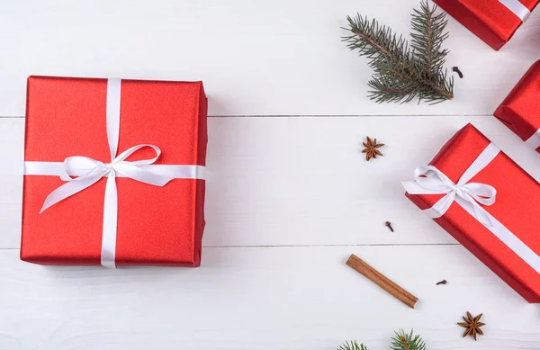 Fondo Navidad Con Cajas Regalo Rojas Ramas Abeto Conos Pino — Foto de Stock