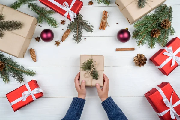 Primer Plano Del Niño Sosteniendo Las Manos Caja Regalo Navidad — Foto de Stock