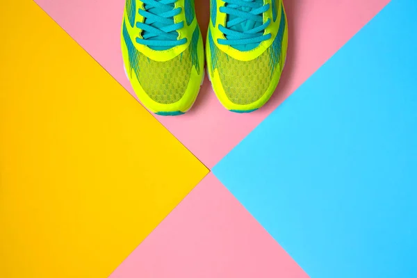 Par Sapatos Esportivos Fundo Colorido Novos Tênis Rosa Azul Amarelo — Fotografia de Stock