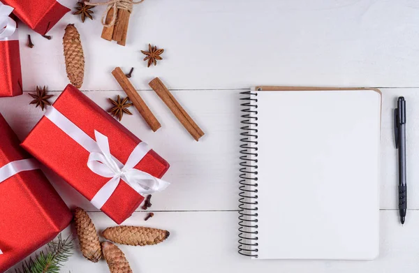 Kerstmis Achtergrond Met Leeg Dagboek Rode Geschenkdozen Fir Takken Dennenappels — Stockfoto