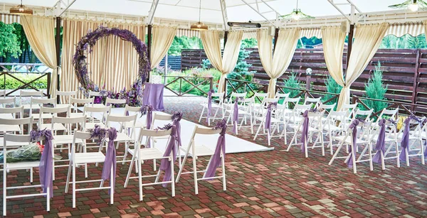 Ort Für Die Trauung Mit Hochzeitsbogen Mit Violetten Blumen Und — Stockfoto