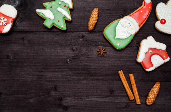 Galletas Jengibre Caseras Navidad Con Glaseado Sobre Fondo Madera Oscura — Foto de Stock