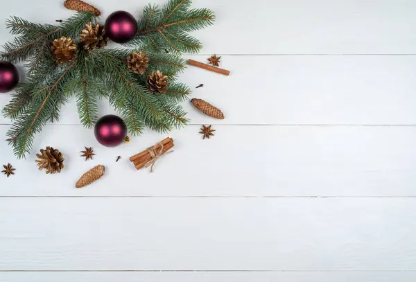 Karácsonyi Fenyő Ágai Üveggolyó Fenyőtobozok Fahéjat Csillagánizs Fehér Háttér Háttér — Stock Fotó