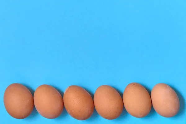 Rij Met Bruine Eieren Blauwe Achtergrond Kopie Ruimte Gezonde Voeding — Stockfoto