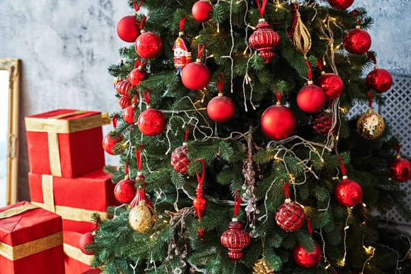 Karácsonyfa Vörös Arany Baulbes Díszdobozok Beton Alapon Másol Hely Arany — Stock Fotó