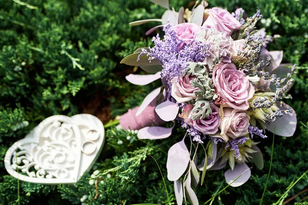 Close Lush Wedding Bouquet Purple Roses Violet Flowers Leaves Wedding — Stock Photo, Image