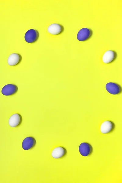 Frame Van Witte Violet Paaseieren Gele Achtergrond Kopie Ruimte Gezonde — Stockfoto