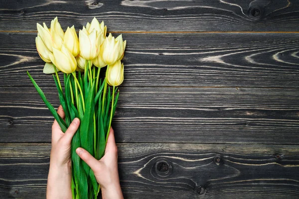 Букет Жовті Тюльпани Квіти Жіночих Рук Копія Простору Жінка Холдингу — стокове фото