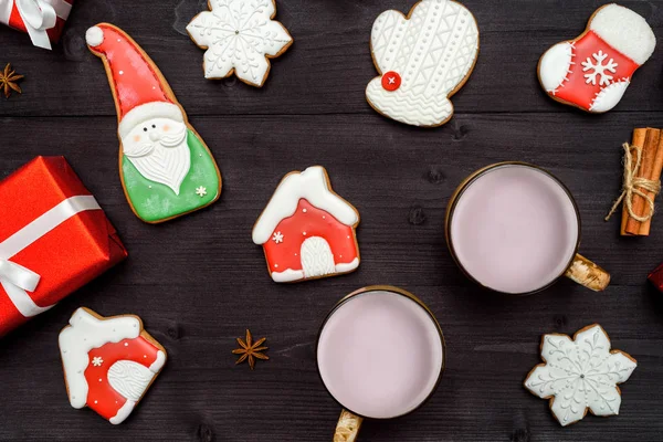 Weihnachten Lebkuchen Zwei Tassen Heißen Kakao Rote Geschenkschachtel Zimt Und — Stockfoto