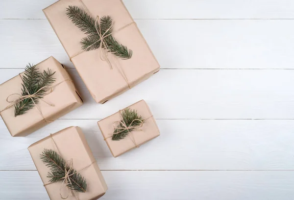 Fondo Navidad Con Cajas Regalo Envueltas Papel Kraft Con Ramas — Foto de Stock