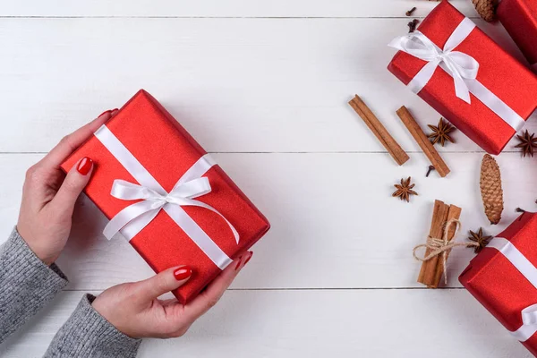 Mulher Segurando Presente Natal Vermelho Que Coloca Fundo Mesa Madeira — Fotografia de Stock