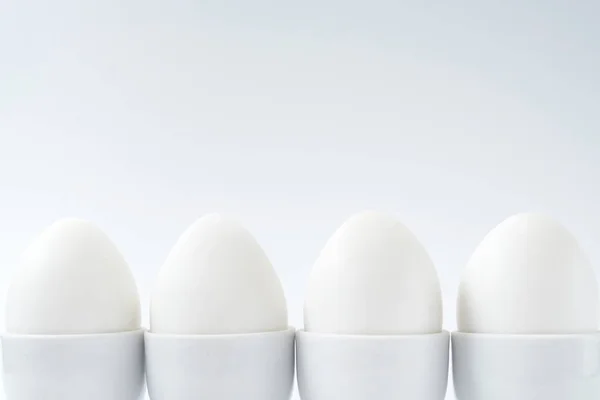 Witte Eieren Permanent Cup Geïsoleerd Een Witte Achtergrond Kopie Ruimte — Stockfoto