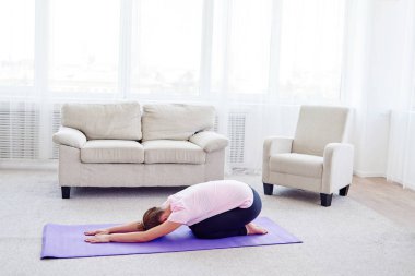 Pratik yoga adlı genç bir kadın portresi kapalı ev, uzay kopyalayın. Kız meditasyon çocuğun poz, tam uzunlukta sakin ol. Dinlenme, germe, rahatlatıcı ve yapıyor yoga. Sağlık ve sağlıklı yaşam tarzı. Balasana