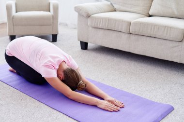 Pratik yoga adlı genç bir kadın portresi kapalı ev, uzay kopyalayın. Kız meditasyon çocuğun poz, tam uzunlukta sakin ol. Dinlenme, germe, rahatlatıcı ve yapıyor yoga. Sağlık ve sağlıklı yaşam tarzı. Balasana