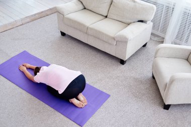 Pratik yoga adlı genç bir kadın portresi kapalı ev, uzay kopyalayın. Kız meditasyon çocuğun poz, tam uzunlukta sakin ol. Dinlenme, germe, rahatlatıcı ve yapıyor yoga. Sağlık ve sağlıklı yaşam tarzı. Balasana