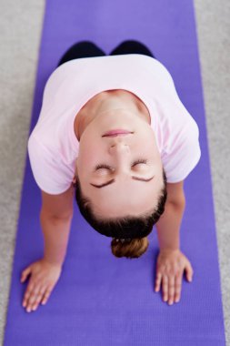 Pratik yoga adlı genç bir kadın portresi kapalı ev, uzay kopyalayın. Mat, tam uzunlukta germe kız. Rahatlatıcı ve yoga yapıyordum. Sağlık ve sağlıklı yaşam tarzı