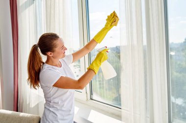 Kadın arkadan görünüm beyaz gömlek ve temizleyici sprey ve sarı bez ev veya ofis, kopya alanı, penceresini Temizleme sarı lastik eldiven. Kişi, ev işleri ve temizlik kavramı