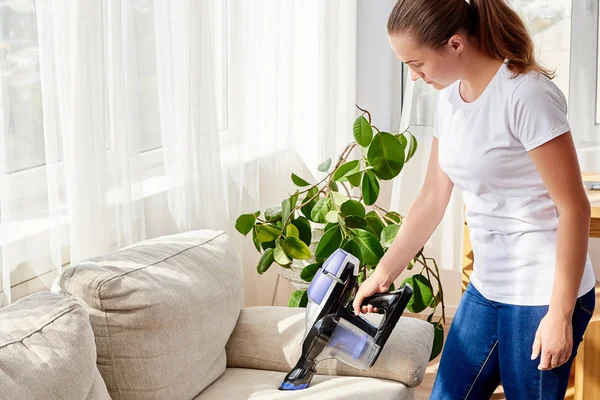 Gyönyörű Fiatal Fehér Inget Farmert Takarítás Kanapé Nappaliban Másol Hely — Stock Fotó