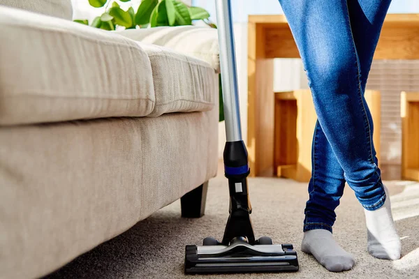 Dekat Dengan Wanita Muda Karpet Pembersih Jins Dengan Vacuum Cleaner — Stok Foto