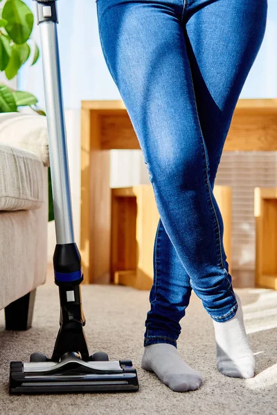 Dekat Dengan Wanita Muda Karpet Pembersih Jins Dengan Vacuum Cleaner — Stok Foto