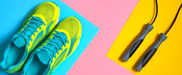 Спортивне Обладнання Біговим Взуттям Пропусканням Мотузки Рожевому Синьо Жовтому Пастельному — стокове фото