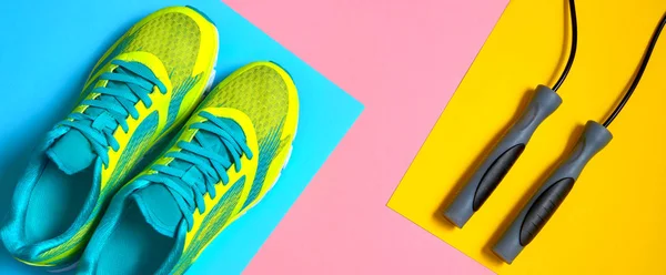 Equipamiento Deportivo Con Zapatillas Correr Saltar Cuerda Sobre Fondo Pastel — Foto de Stock