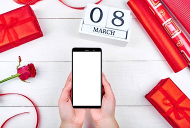 Kadın elinde, kopya alanı boş ekran ile cep telefonu kapatın. Bayan gün arka plan kopya alanı. Düz yatıyordu, en iyi görünüm. Uygulama mockup, online alışveriş