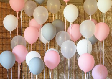 Beyaz, pembe ve gri pastel helyum balonları, kopya alanı. Tatil kavramı. Düğün, Doğum günü, yılbaşı, Sevgililer günü 