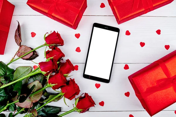하트와 공간에 화면으로 핸드폰의 꽃다발 발렌타인 여성의 어머니날입니다 평면도 — 스톡 사진