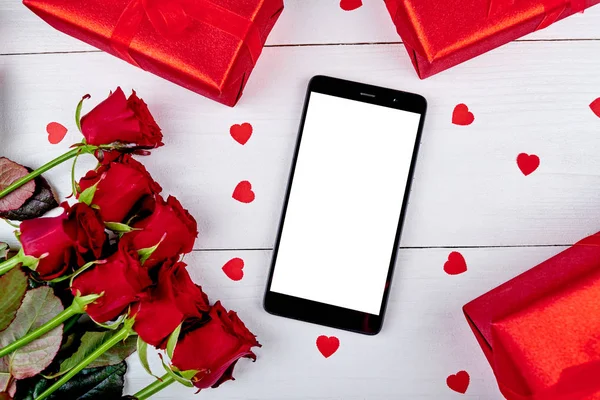 Csokor Rózsa Piros Ajándék Dobozok Papír Szívét Cellphone Val Üres — Stock Fotó
