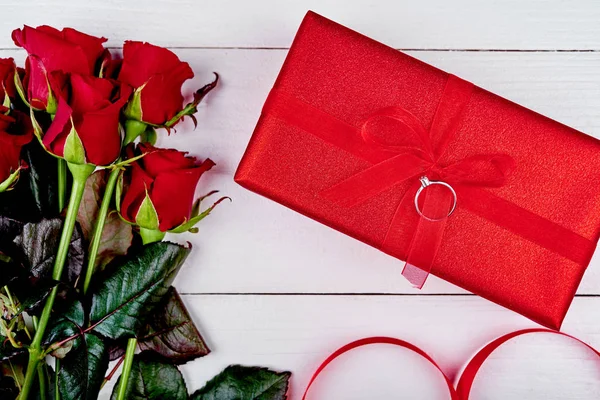 Fondo San Valentín Con Rosas Rojas Caja Regalo Cinta Forma —  Fotos de Stock