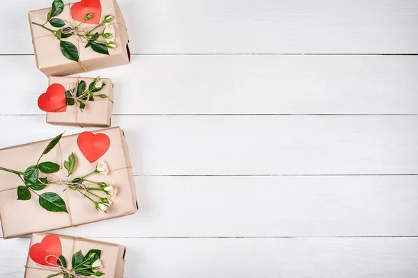 Caixas Presente Com Flores Rosa Frescas Corações Vermelhos Mesa Madeira — Fotografia de Stock