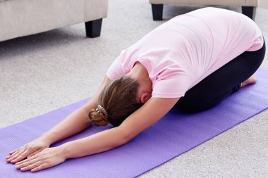 Genç kadın pratik yoga kapalı ev, uzay kopyalayın. Kız meditasyon çocuğun poz, tam uzunlukta sakin ol. Dinlenme, germe, rahatlatıcı ve yapıyor yoga. Sağlık ve sağlıklı yaşam tarzı. Balasana