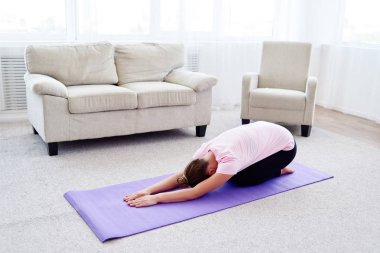 Pratik yoga adlı genç bir kadın portresi kapalı ev, uzay kopyalayın. Kız meditasyon çocuğun poz, tam uzunlukta sakin ol. Rahatlatıcı, dinlenme, germe. Sağlık ve sağlıklı yaşam tarzı. Balasana