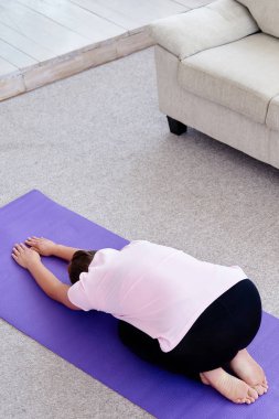 Pratik yoga adlı kadın portresi kapalı ev, uzay kopyalayın. Kız meditasyon çocuğun poz, tam uzunlukta sakin ol. Dinlenme, germe, rahatlatıcı ve yapıyor yoga. Sağlık ve sağlıklı yaşam tarzı. Balasana